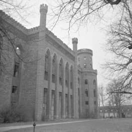 Pałac - widoczna narożna okrągła baszta. Fragment elewacji parkowej. Maswerk., skan 1