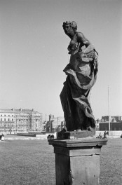 Zniszczona rzeźba "Poezja" (Muzyka). Widok ogólny. , skan 1