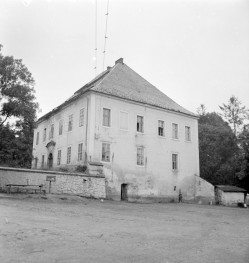 pałac - elewacja frontowa, skan 1