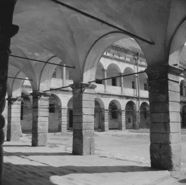 zamek królewski - dziedziniec arkadowy - krużganki - fragment, skan 1