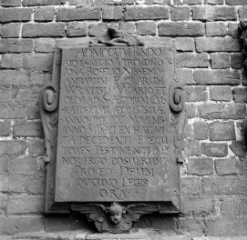 archikatedra św. Jana Chrzciciela - elewacja, epitafium Jonasa Roseliusa, skan 1