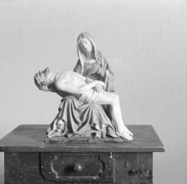 klasztor ss. Mniszek Benedyktynek - zbiory - rzeźba Pieta z XV w., skan 1