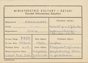  Zespół klasztorny Dominikanów - kościół, wnętrze, widok na kapitel przyściennego filaru w prezbiterium - metryczka, skan 1