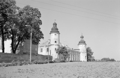 zespół klasztorny dominikanów - elewacja boczna z basztami, skan 1
