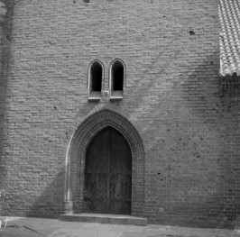 kościół parafialny pw. św. Mateusza - elewacja zachodnia, portal, skan 1