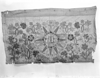 klasztor Benedyktynek - zbiory - materiał z haftem - fragment, skan 1