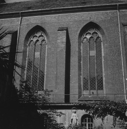 kościół św. Stanisława Biskupa - elewacja boczna, fragment prezbiterium, skan 1