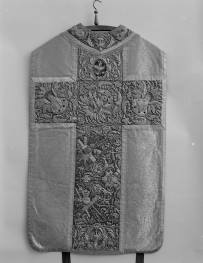 Kościół pw. Wniebowzięcia NMP i Świętego Józefa - ornat św. Kazimierza, tył, 1650-60, haft Polski, skan 1