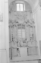klasztor Kamedułów - kościół pw. Niepokalanego Poczęcia NMP - wnętrze - kaplica pw. św. Kazimierza zwana królewską - fragment ołtarza /rzeźby/, skan 1