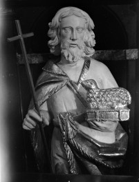 sanktuarium św. Jadwigi Śląskiej - kościół: kaplica św. Jadwigi - fragment nagrobka św. Jadwigi, figura świętego, skan 1