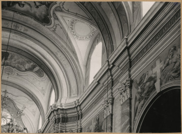 Zespół klasztorny - kościół, wnętrze, fragment ściany i sklepienia nawy głównej 
 , skan 1