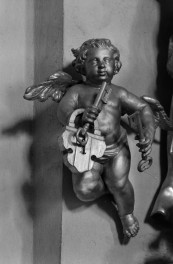 kościół pw. Jana Chrzciciela - Sanktuarium Matki Bożej Grodowieckiej – Jutrzenki Nadziei - wnętrze - rzeźba św. Jana Nepomucena - putto, skan 1