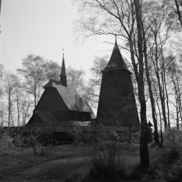 kościół pw. św. Michała Archanioła oraz dzwonnica z fragmentem drewnianego ogrodzenia - widok od południowego  - wschodu, skan 1