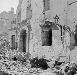 Zniszczony kościół pw. św. Marcina. Ruiny elewacji frontowej. Ulica z gruzowiskiem., skan 1