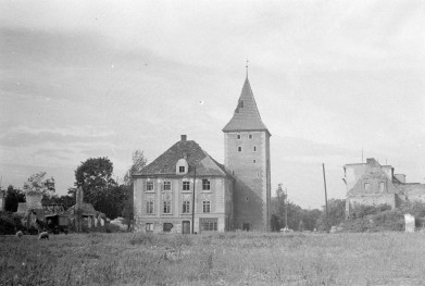 stare miasto - Baszta Głogowska i budynek sąsiedni - widok od strony rynkui, skan 1
