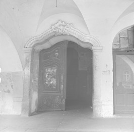 rynek miasta - kamienica - elewacja frontowa - portal, skan 1