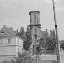 Kościół św. Maurycego. Portal w sześciokondygnacyjnej wieży. Nisza i kamienna figura św. Maurycego. , skan 1