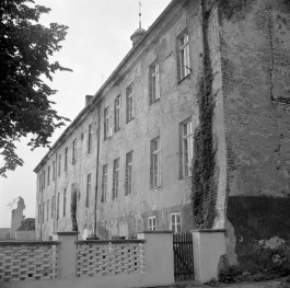 zespół zabudowań na terenie d. zamku; gimnazjum 1509-1883; ob. muzeum - elewacja zachodnia, skan 1