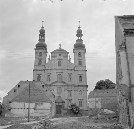 kościół pw. śś. Mikołaja i Franciszka Ksawerego - elewacja frontowa, skan 1