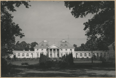 Zespół pałacowo - parkowy, pałac - elewacja frontowa, skan 1