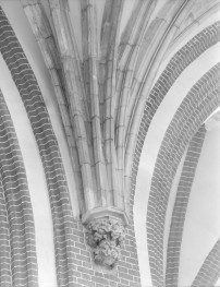 kościół pw. Najświętszej Marii Panny Na Piasku - wnętrze: spływ żeber sklepienia i wspornik, skan 1