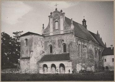 Kościół klasztorny ob. filialny, widok ogólny od strony płd. - zach. 

, skan 1