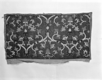 klasztor Benedyktynek - zbiory - materiał z haftem, skan 1