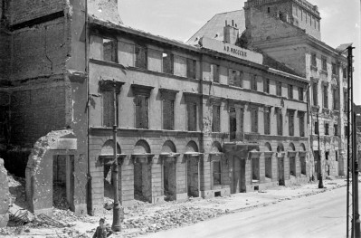 Zniszczona zabudowa kamienic przy ul. Miodowej. Widoczne boniowanie elewacji frontowej., skan 1