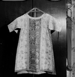 Skarbiec Katedralny - Dalmatyka. Francja ok. 1740. Całość, przód., skan 1