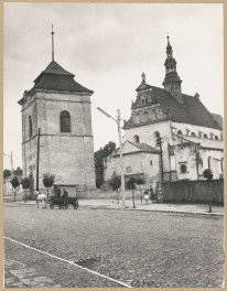Kościół parafialny - widok ogólny od strony płd. - zach. wraz z dzwonnicą, skan 1
