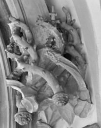 Stary Ratusz -  Wykusz Południowy -  baldachim nad giermek z symbolami miejskim (św. Jan Apostoł), skan 1