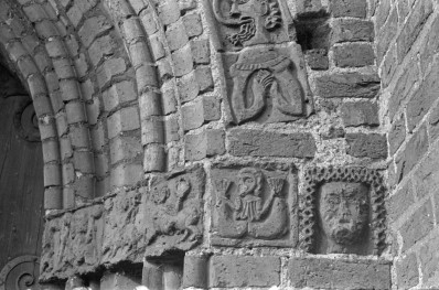 kościół pw. Zmartwychwstania Pańskiego - fragment portalu, relief , skan 1