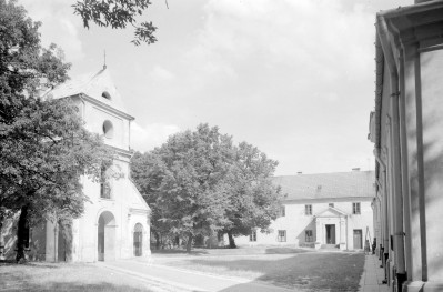 Kościół Wniebowzięcia NMP - elewacja frontowa dzwonnicy od strony kościoła, skan 1