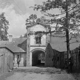 zespół pałacowo-parkowy, pałac Małachowskich - budynki gospodarcze, brama, skan 1