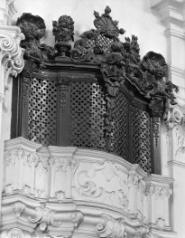 sanktuarium św. Jadwigi Śląskiej - kościół: fragment chóru boczny w nawie głównej, skan 1