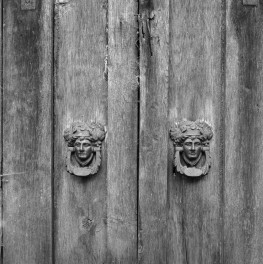 cmentarz - kaplica Rymarkiewiczów, antaby drzwi, skan 1