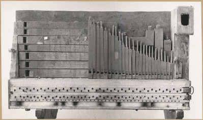 Muzeum Diecezjalne - organy przenośne, fragment wnętrza, widok na wiatrownicę i piszczałki , skan 1