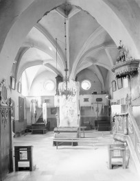 kościół parafialny pw. św. Jana Chrzciciela - wnętrze: widok na ołtarz główny, skan 1