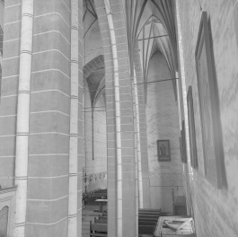 Kościół pod wezwaniem św. Jakuba i św. Mikołaja - wnętrze: nawa pd. filary., skan 1