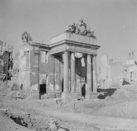 Pałac Branickich - zniszczona elewacja od strony dziedzińca. Filary i zachowane zwieńczenie., skan 1