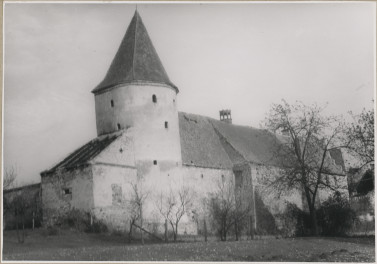 Zespół opactwa cystersów - widok od strony zach. wieży Mauretańskiej i przyległych budynków gospodarczych, skan 1