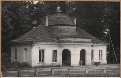 Zespół pałacowy - pawilon wschodni - widok ogólny od strony płn. , skan 1