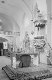 kościół pw. św. Józefa Oblubieńca Najświętszej Maryi Panny - wnętrze - nawa główna - fragment z ołtarzem bocznym - Ukrzyżowanie, skan 1