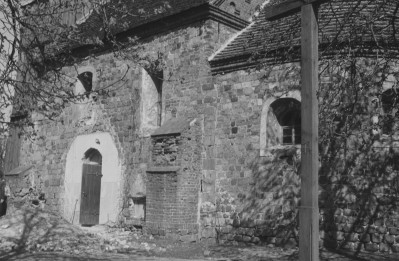 kościół romański - fragment elewacji południowo-wschodniej, skan 1