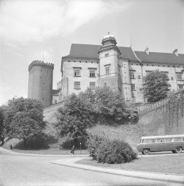 zespół Wzgórza Wawelskiego - Zamek Królewski na Wawelu - wieża Jordanka oraz baszta Sendomierska - widok od południowego - wschodu, skan 1