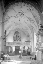 Kościół Wniebowzięcia Najświętszej Maryi Panny - wnętrze: nawa główna z widokiem na emporę z prospektem organowym, po prawej stronie ambona. Sklepienie , skan 1