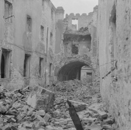 Zniszczony kościół pw. św. Marcina. Fragment ruin od strony dziedzińca. Gruzowisko., skan 1