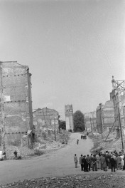 wieża Bramy Wrocławskiej oraz kamienice - elewacje, skan 1