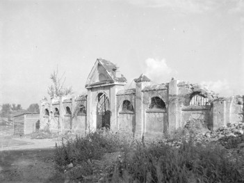 Ruiny zabudowy miejskiej w kierunku Powiśla. Fragment ogrodzenia z bramą., skan 1