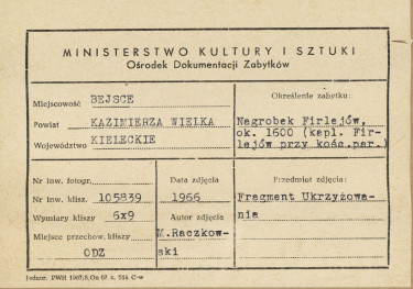 Kaplica Firlejów - nagrobek Firlejów - rzeźba u podstawy krucyfiksu - metryczka, skan 1